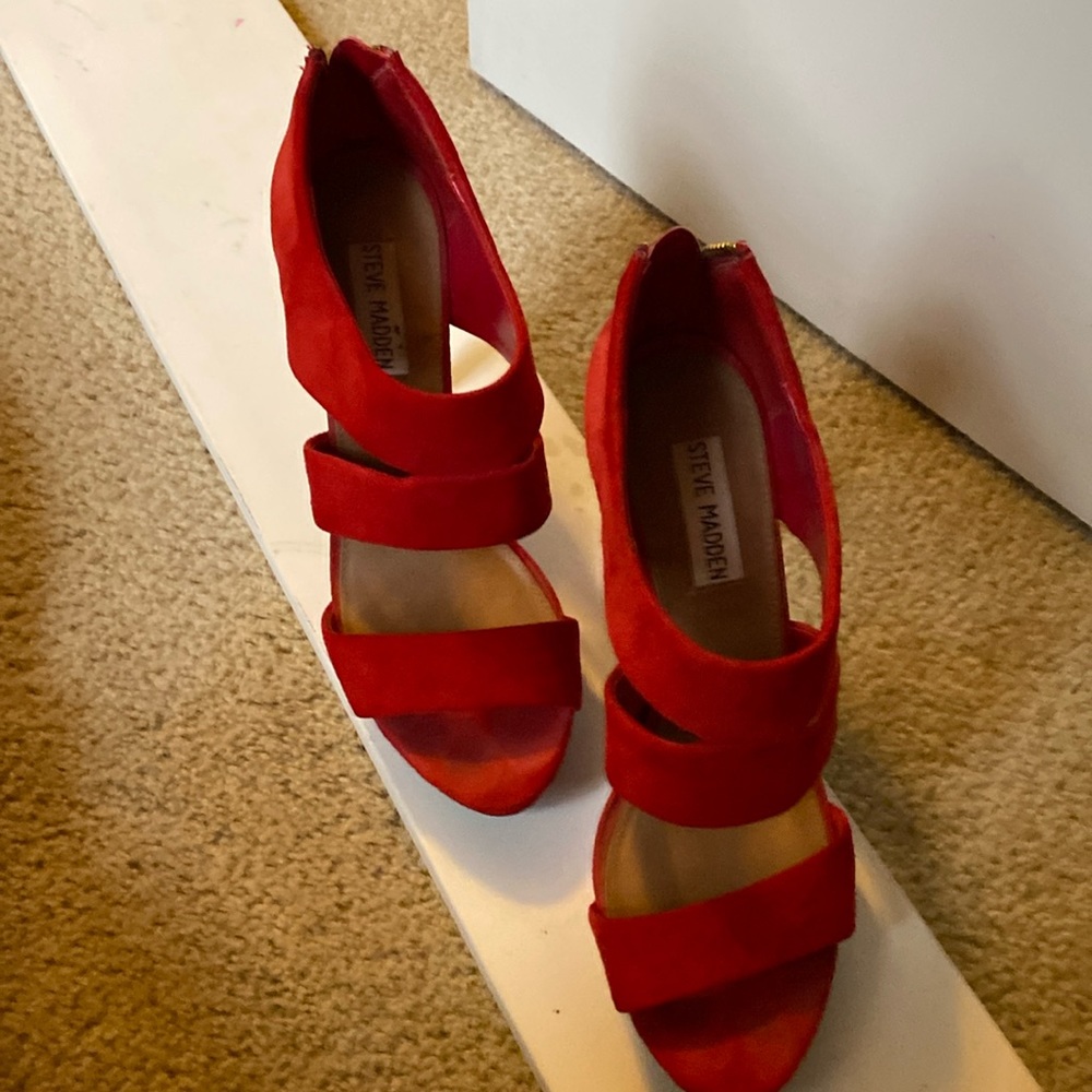 Fabulous red Steve Madden 5” heels